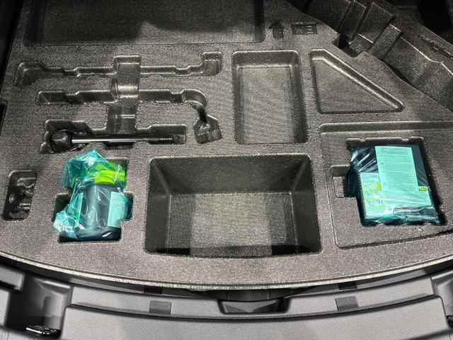 カローラツーリング ハイブリッド　ダブルバイビー　改良後　純正１０．５型ナビ　バックカメラ　ブラインドスポットモニター　パーキングサポートブレーキ　シートヒーター　ステアリングヒーター　ヘッドアップディスプレイ　１２．３型カラーメーター　ＬＥＤヘッド（44枚目）