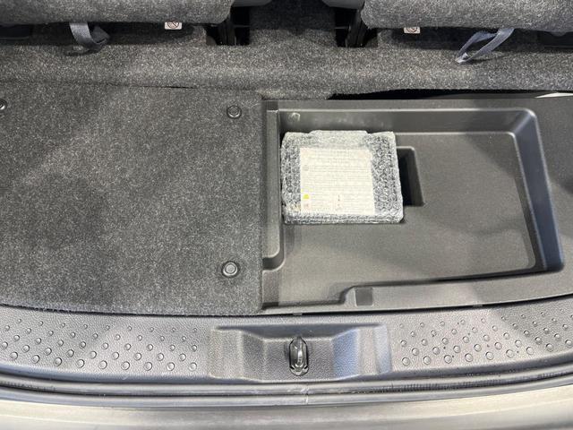 シエンタ ハイブリッドＧ　クエロ　後期　純正ナビ　全周囲カメラ　１２．１型純正後席モニター　セーフティセンス　クリアランスソナー　クルーズコントロール　両側電動スライド　オートレベリング機能付ＬＥＤヘッド　オートライト　スマートキー（49枚目）