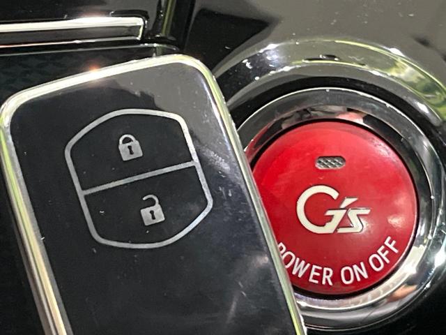 【スマートキー】カバンやポケットに入れたままでもドアの施錠・解錠が可能なスマートキーを装備。エンジンのオン・オフ時もカギを取り出す必要が無いからとっても便利です♪