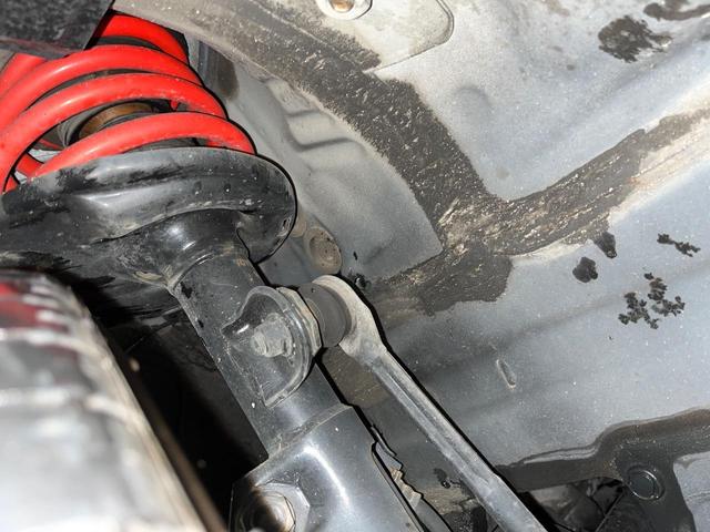 お車を安心してお乗りいただく為には、足回りの定期点検が欠かせません。サービスサポート（有償保証）では無料点検もご提供しており、安心のカーライフをお過ごしいただけるサポート体制が整っています。