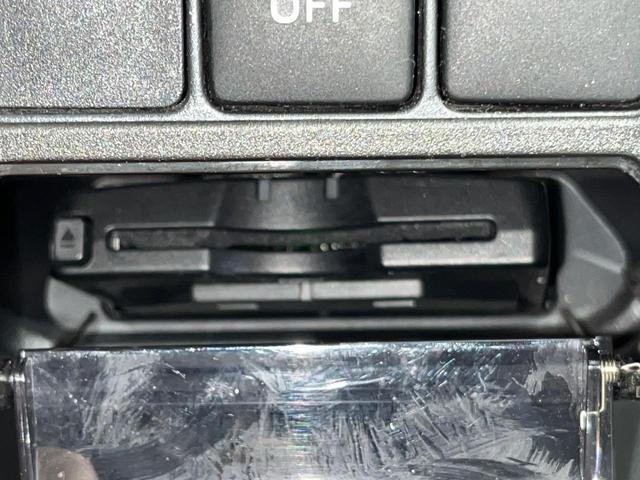 アクア Ｓ　純正ナビ　フルセグ　バックカメラ　ＬＥＤヘッド　スマートキー　ＥＴＣ　シートリフター　オートエアコン　パワーウィンドゥ　電動格納ドアミラー　シートバックポケット　プライバシーガラス　フルエアロ　禁煙車（6枚目）