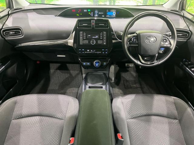 プリウス S 後期 セーフティセンス レーダークルーズ クリアランスソナー LEDヘッドライト オートライト スマートキー 合皮巻きステアリング オートエアコン シートリフター 6スピーカー 電動格納ドアミラー(2枚目)