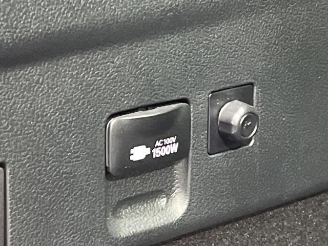 プリウス S 後期 セーフティセンス レーダークルーズ クリアランスソナー LEDヘッドライト オートライト スマートキー 合皮巻きステアリング オートエアコン シートリフター 6スピーカー 電動格納ドアミラー(4枚目)