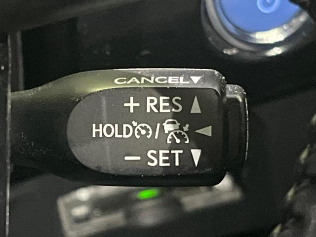 プリウス S 後期 セーフティセンス レーダークルーズ クリアランスソナー LEDヘッドライト オートライト スマートキー 合皮巻きステアリング オートエアコン シートリフター 6スピーカー 電動格納ドアミラー(5枚目)