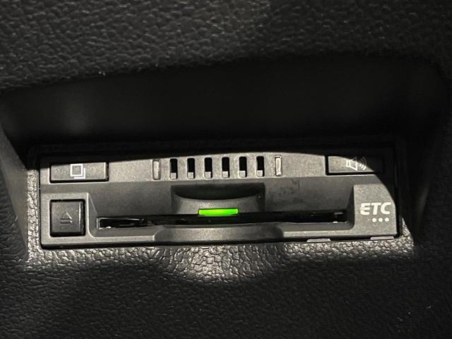 プリウス S 後期 セーフティセンス レーダークルーズ クリアランスソナー LEDヘッドライト オートライト スマートキー 合皮巻きステアリング オートエアコン シートリフター 6スピーカー 電動格納ドアミラー(6枚目)