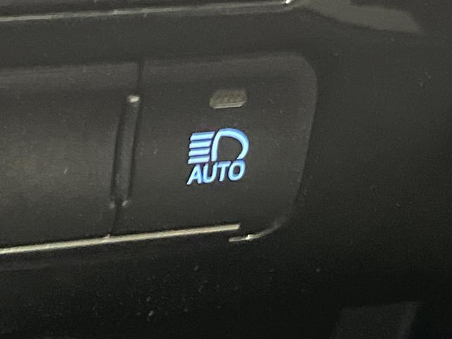 プリウス S 後期 セーフティセンス レーダークルーズ クリアランスソナー LEDヘッドライト オートライト スマートキー 合皮巻きステアリング オートエアコン シートリフター 6スピーカー 電動格納ドアミラー(7枚目)