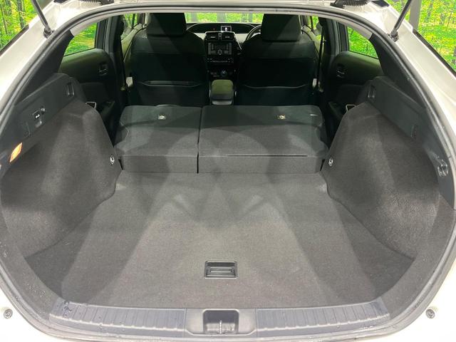 プリウス S 後期 セーフティセンス レーダークルーズ クリアランスソナー LEDヘッドライト オートライト スマートキー 合皮巻きステアリング オートエアコン シートリフター 6スピーカー 電動格納ドアミラー(10枚目)