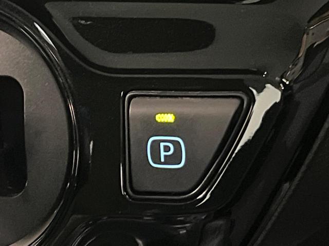 プリウス S 後期 セーフティセンス レーダークルーズ クリアランスソナー LEDヘッドライト オートライト スマートキー 合皮巻きステアリング オートエアコン シートリフター 6スピーカー 電動格納ドアミラー(29枚目)