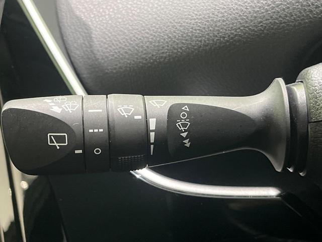 プリウス S 後期 セーフティセンス レーダークルーズ クリアランスソナー LEDヘッドライト オートライト スマートキー 合皮巻きステアリング オートエアコン シートリフター 6スピーカー 電動格納ドアミラー(33枚目)