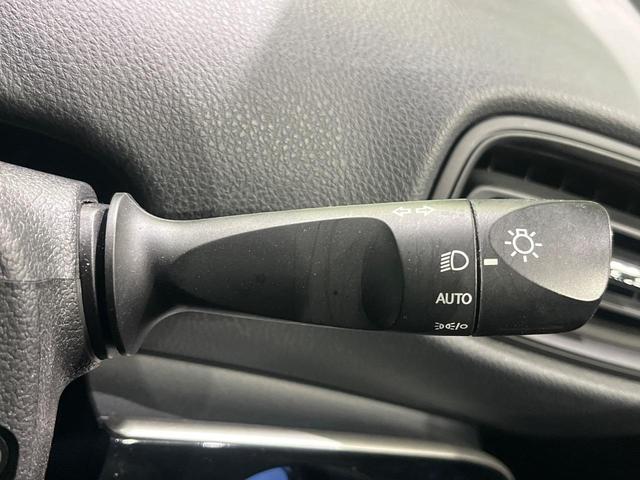 プリウス S 後期 セーフティセンス レーダークルーズ クリアランスソナー LEDヘッドライト オートライト スマートキー 合皮巻きステアリング オートエアコン シートリフター 6スピーカー 電動格納ドアミラー(34枚目)