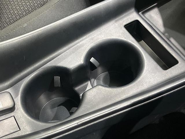 プリウス S 後期 セーフティセンス レーダークルーズ クリアランスソナー LEDヘッドライト オートライト スマートキー 合皮巻きステアリング オートエアコン シートリフター 6スピーカー 電動格納ドアミラー(40枚目)