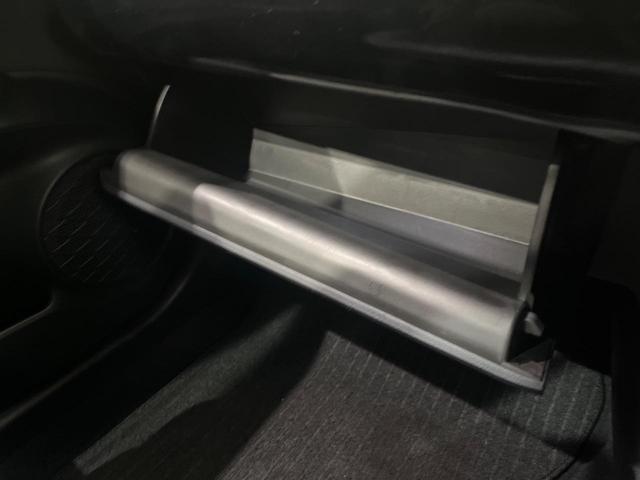 プリウス S 後期 セーフティセンス レーダークルーズ クリアランスソナー LEDヘッドライト オートライト スマートキー 合皮巻きステアリング オートエアコン シートリフター 6スピーカー 電動格納ドアミラー(42枚目)