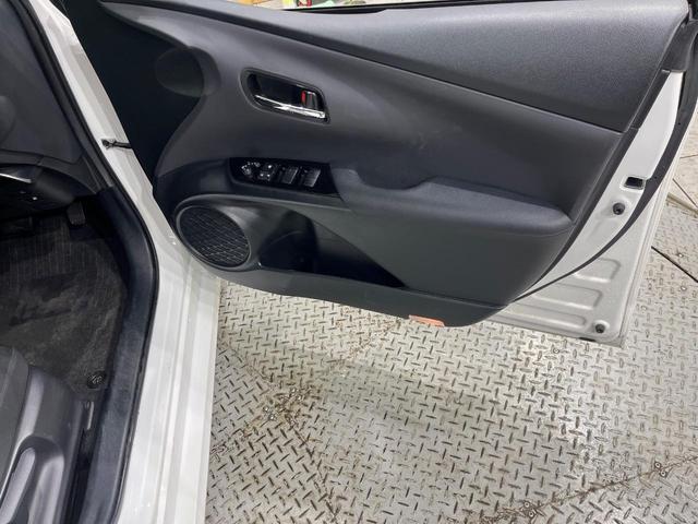 プリウス S 後期 セーフティセンス レーダークルーズ クリアランスソナー LEDヘッドライト オートライト スマートキー 合皮巻きステアリング オートエアコン シートリフター 6スピーカー 電動格納ドアミラー(44枚目)