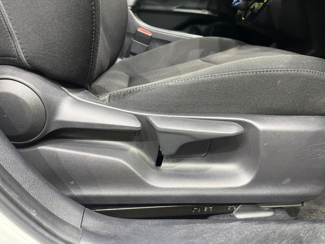 プリウス S 後期 セーフティセンス レーダークルーズ クリアランスソナー LEDヘッドライト オートライト スマートキー 合皮巻きステアリング オートエアコン シートリフター 6スピーカー 電動格納ドアミラー(46枚目)