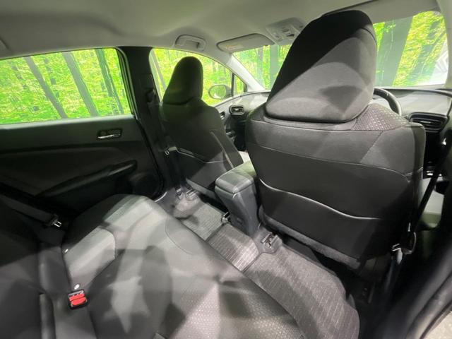 プリウス S 後期 セーフティセンス レーダークルーズ クリアランスソナー LEDヘッドライト オートライト スマートキー 合皮巻きステアリング オートエアコン シートリフター 6スピーカー 電動格納ドアミラー(47枚目)