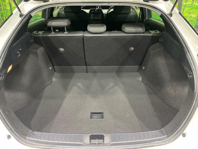 プリウス S 後期 セーフティセンス レーダークルーズ クリアランスソナー LEDヘッドライト オートライト スマートキー 合皮巻きステアリング オートエアコン シートリフター 6スピーカー 電動格納ドアミラー(48枚目)