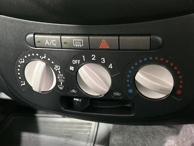 エッセ ＶＳ　メモリアルエディション　純正ＣＤオーディオ　リモコンキー　電動格納ドアミラー　プライバシーガラス　エアコン　シートバックポケット　エアバック　禁煙車（4枚目）