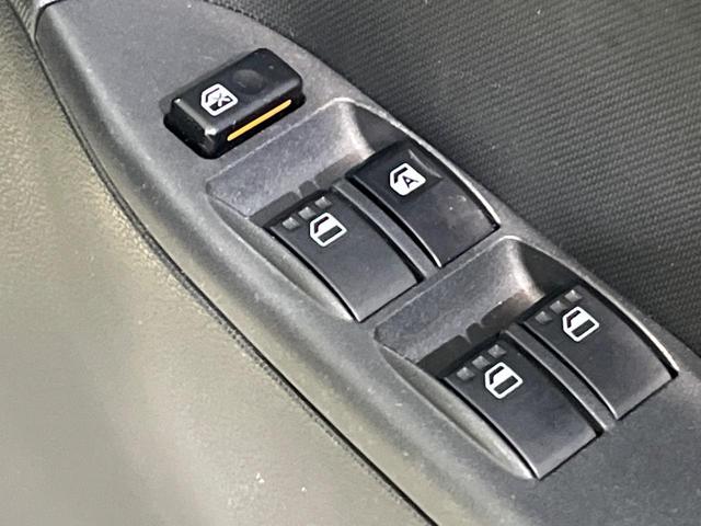 エッセ ＶＳ　メモリアルエディション　純正ＣＤオーディオ　リモコンキー　電動格納ドアミラー　プライバシーガラス　エアコン　シートバックポケット　エアバック　禁煙車（40枚目）