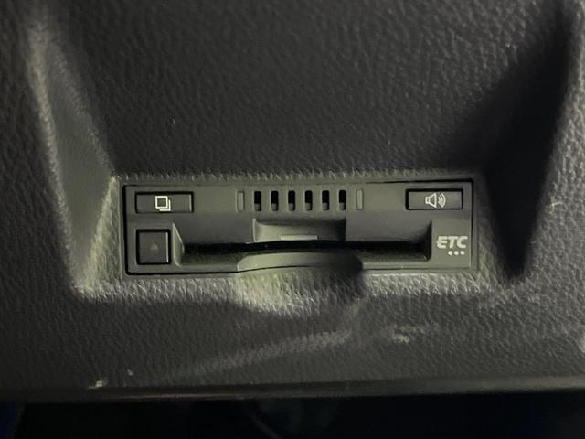 ヤリスクロス ハイブリッドＺ　純正８型ディスプレイオーディオ　バックカメラ　パワーバックドア　セーフティセンス　レーダークルーズ　ドラレコ　ＥＴＣ　スマートキー　ＬＥＤヘッドライト　オートライト　パワーシート　禁煙車（7枚目）