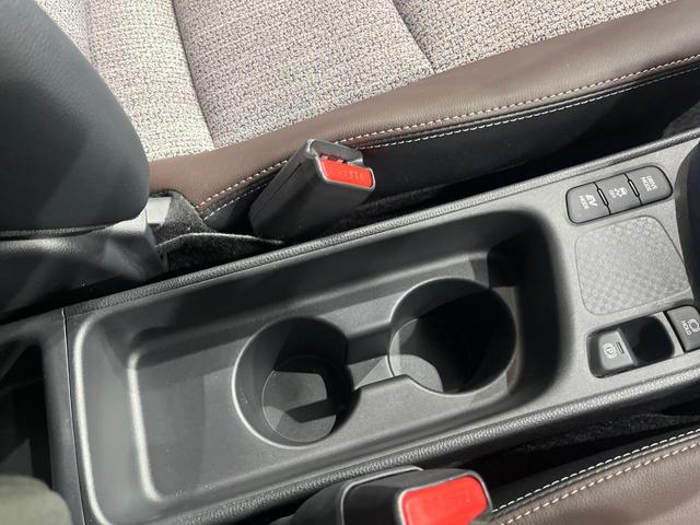 ヤリスクロス ハイブリッドＺ　純正８型ディスプレイオーディオ　バックカメラ　パワーバックドア　セーフティセンス　レーダークルーズ　ドラレコ　ＥＴＣ　スマートキー　ＬＥＤヘッドライト　オートライト　パワーシート　禁煙車（32枚目）