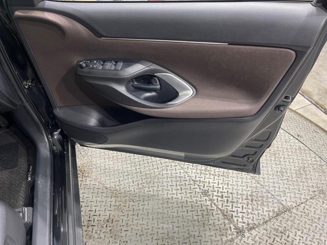 ヤリスクロス ハイブリッドＺ　純正８型ディスプレイオーディオ　バックカメラ　パワーバックドア　セーフティセンス　レーダークルーズ　ドラレコ　ＥＴＣ　スマートキー　ＬＥＤヘッドライト　オートライト　パワーシート　禁煙車（42枚目）