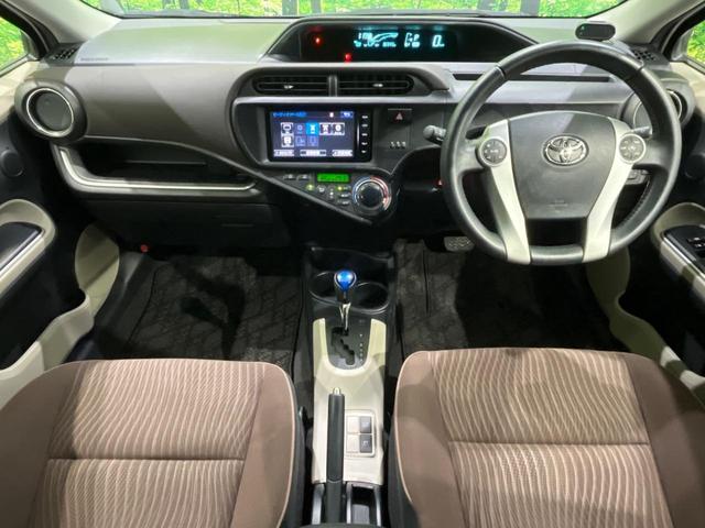 アクア G 純正ナビ フルセグ バックカメラ スマートキー LEDヘッド オートライト ETC 革巻きステアリング ステアリングスイッチ オートエアコン パワーウィンドウ アームレスト付センターコンソールボックス(2枚目)