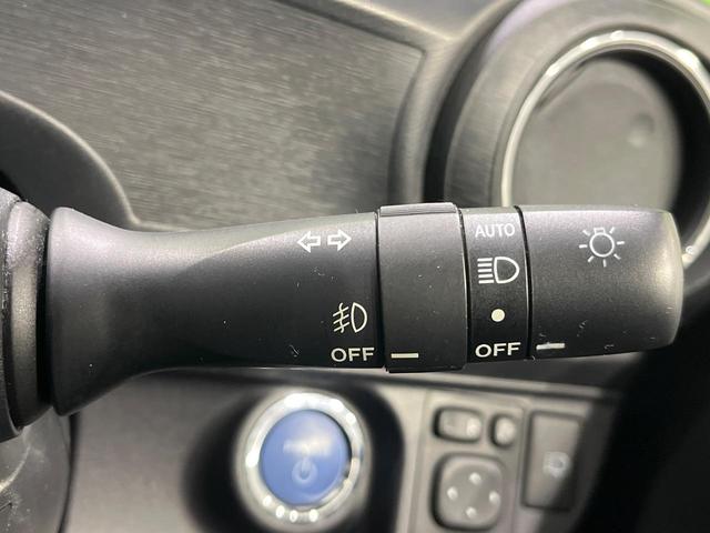 アクア G 純正ナビ フルセグ バックカメラ スマートキー LEDヘッド オートライト ETC 革巻きステアリング ステアリングスイッチ オートエアコン パワーウィンドウ アームレスト付センターコンソールボックス(7枚目)