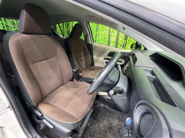 アクア G 純正ナビ フルセグ バックカメラ スマートキー LEDヘッド オートライト ETC 革巻きステアリング ステアリングスイッチ オートエアコン パワーウィンドウ アームレスト付センターコンソールボックス(8枚目)