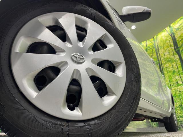 アクア G 純正ナビ フルセグ バックカメラ スマートキー LEDヘッド オートライト ETC 革巻きステアリング ステアリングスイッチ オートエアコン パワーウィンドウ アームレスト付センターコンソールボックス(12枚目)