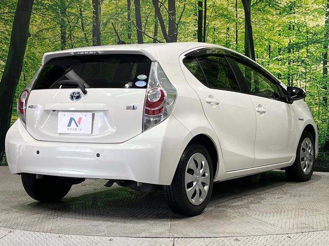 アクア G 純正ナビ フルセグ バックカメラ スマートキー LEDヘッド オートライト ETC 革巻きステアリング ステアリングスイッチ オートエアコン パワーウィンドウ アームレスト付センターコンソールボックス(17枚目)