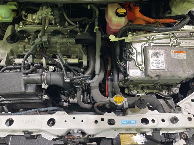 アクア G 純正ナビ フルセグ バックカメラ スマートキー LEDヘッド オートライト ETC 革巻きステアリング ステアリングスイッチ オートエアコン パワーウィンドウ アームレスト付センターコンソールボックス(18枚目)