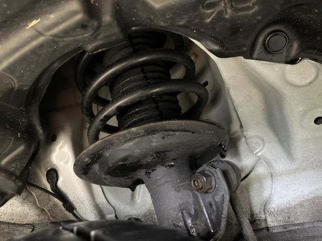 アクア G 純正ナビ フルセグ バックカメラ スマートキー LEDヘッド オートライト ETC 革巻きステアリング ステアリングスイッチ オートエアコン パワーウィンドウ アームレスト付センターコンソールボックス(20枚目)