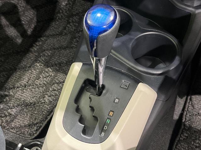 アクア G 純正ナビ フルセグ バックカメラ スマートキー LEDヘッド オートライト ETC 革巻きステアリング ステアリングスイッチ オートエアコン パワーウィンドウ アームレスト付センターコンソールボックス(23枚目)