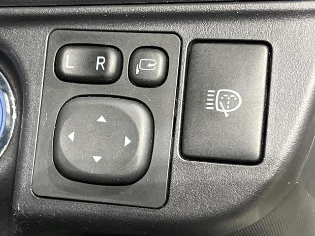 アクア G 純正ナビ フルセグ バックカメラ スマートキー LEDヘッド オートライト ETC 革巻きステアリング ステアリングスイッチ オートエアコン パワーウィンドウ アームレスト付センターコンソールボックス(35枚目)