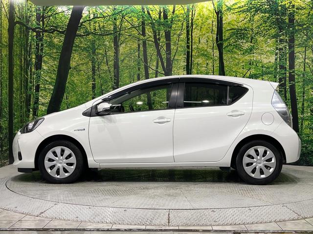 アクア G 純正ナビ フルセグ バックカメラ スマートキー LEDヘッド オートライト ETC 革巻きステアリング ステアリングスイッチ オートエアコン パワーウィンドウ アームレスト付センターコンソールボックス(46枚目)