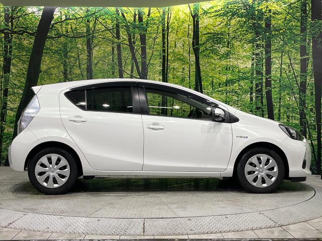 アクア G 純正ナビ フルセグ バックカメラ スマートキー LEDヘッド オートライト ETC 革巻きステアリング ステアリングスイッチ オートエアコン パワーウィンドウ アームレスト付センターコンソールボックス(48枚目)