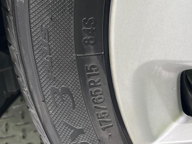 アクア G 純正ナビ フルセグ バックカメラ スマートキー LEDヘッド オートライト ETC 革巻きステアリング ステアリングスイッチ オートエアコン パワーウィンドウ アームレスト付センターコンソールボックス(50枚目)