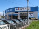 ズラッと並んだ展示車と大きな「N」の看板が目印です!