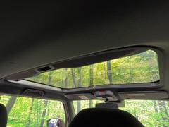 【ガラスルーフ】ガラスルーフ搭載で車内の解放感が一気にアップ！開放的なドライブをお楽しみいただけます。 6