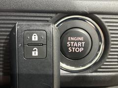 【キーレススタートシステム】カバンやポケットに入れたままでもドアの施錠・解錠が可能なスマートキーを装備。エンジンのオン・オフ時もカギを取り出す必要が無いからとっても便利です♪ 7