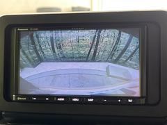 【バックカメラ】駐車時に後方がリアルタイム映像で確認できます。大型商業施設や立体駐車場での駐車時や、夜間のバック時に大活躍！運転スキルに関わらず、今や必須となった装備のひとつです！ 5