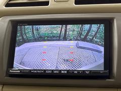 【バックカメラ】駐車時に後方がリアルタイム映像で確認できます。大型商業施設や立体駐車場での駐車時や、夜間のバック時に大活躍！運転スキルに関わらず、今や必須となった装備のひとつです！ 4