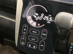 【オートエアコン】一度お好みの温度に設定すれば、車内の温度を検知し風量や温度を自動で調整。暑い…寒い…と何度もスイッチ操作をする必要はありません。快適な車内空間には必須の機能ですね♪ 7