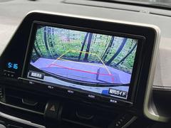 【バックカメラ】駐車時に後方がリアルタイム映像で確認できます。大型商業施設や立体駐車場での駐車時や、夜間のバック時に大活躍！運転スキルに関わらず、今や必須となった装備のひとつです！ 6