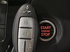 【オペレーションキー】カバンやポケットに入れたままでもドアの施錠・解錠が可能なスマートキーを装備。エンジンのオン・オフ時もカギを取り出す必要が無いからとっても便利です♪ 7