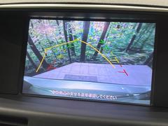 【バックカメラ】駐車時に後方がリアルタイム映像で確認できます。大型商業施設や立体駐車場での駐車時や、夜間のバック時に大活躍！運転スキルに関わらず、今や必須となった装備のひとつです！ 5