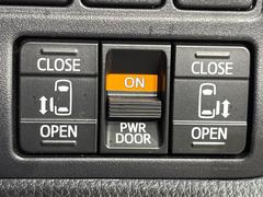 【両側パワースライドドア】スマートキーや運転席のスイッチで後席両側スライドドアの開閉が可能♪電動だから力を入れてドアを開ける必要が無く、小さなお子様でも簡単に開け閉めでき快適です♪ 4