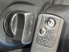【Ｈｏｎｄａスマートキー】カバンやポケットに入れたままでもドアの施錠・解錠が可能なスマートキーを装備。エンジンのオン・オフ時もカギを取り出す必要が無いからとっても便利です♪ 4