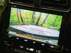 【バックカメラ】駐車時に後方がリアルタイム映像で確認できます。大型商業施設や立体駐車場での駐車時や、夜間のバック時に大活躍！運転スキルに関わらず、今や必須となった装備のひとつです！ 5