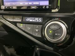 【オートエアコン】一度お好みの温度に設定すれば、車内の温度を検知し風量や温度を自動で調整。暑い…寒い…と何度もスイッチ操作をする必要はありません。快適な車内空間には必須の機能ですね♪ 7